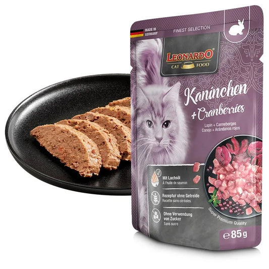 Sobre de comida húmeda sin cereales y completa para gatos a base de conejo, pollo, ternera y arándanos de la marca Leonardo