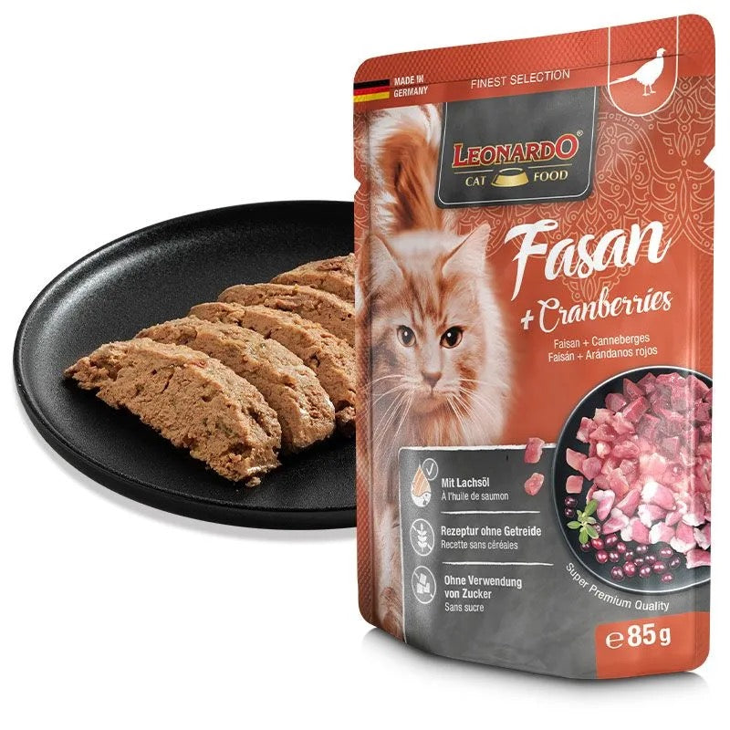 Sobre de comida húmeda para gatos a base de faisán y pollo con arándanos de la marca Leonardo