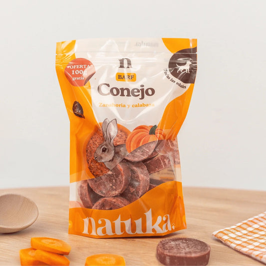 Natuka, menú monoproteico de alimentación cruda BARF elaborado con conejo para perros de todas las edades y tamaños. Formato en medallones.
