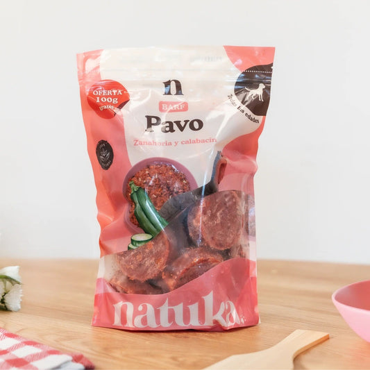 Natuka, menú monoproteico de alimentación cruda BARF elaborado con pavo para perros de todas las edades y tamaños. Formato en medallones.