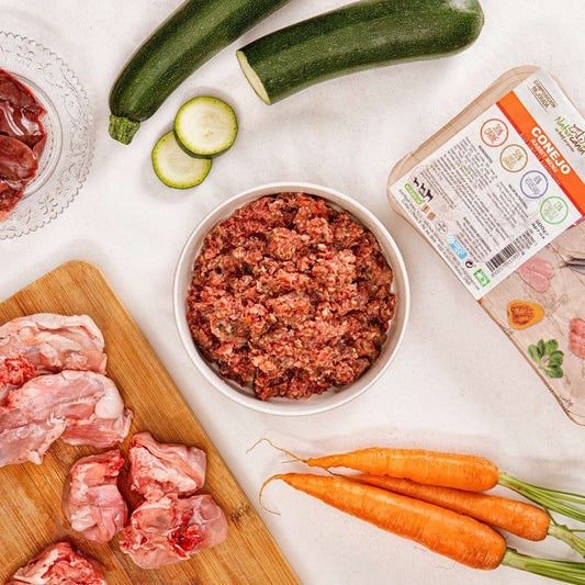 Naturcanin, menú monoproteico de alimentación cruda BARF elaborado con conejo para perros de todas las edades y tamaños. Formato bandeja de 1 kg.