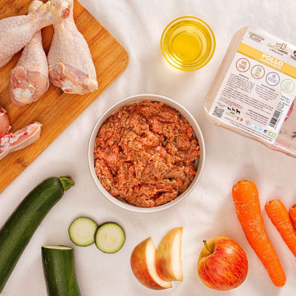 Naturcanin, menú monoproteico de alimentación cruda BARF elaborado con pollo para perros de todas las edades y tamaños. Formato: bandeja de 1 kg.