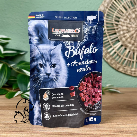 LEONARDO - SOBRE DE BÚFALO Y POLLO CON TERNERA Y ARÁNDANOS PARA GATOS