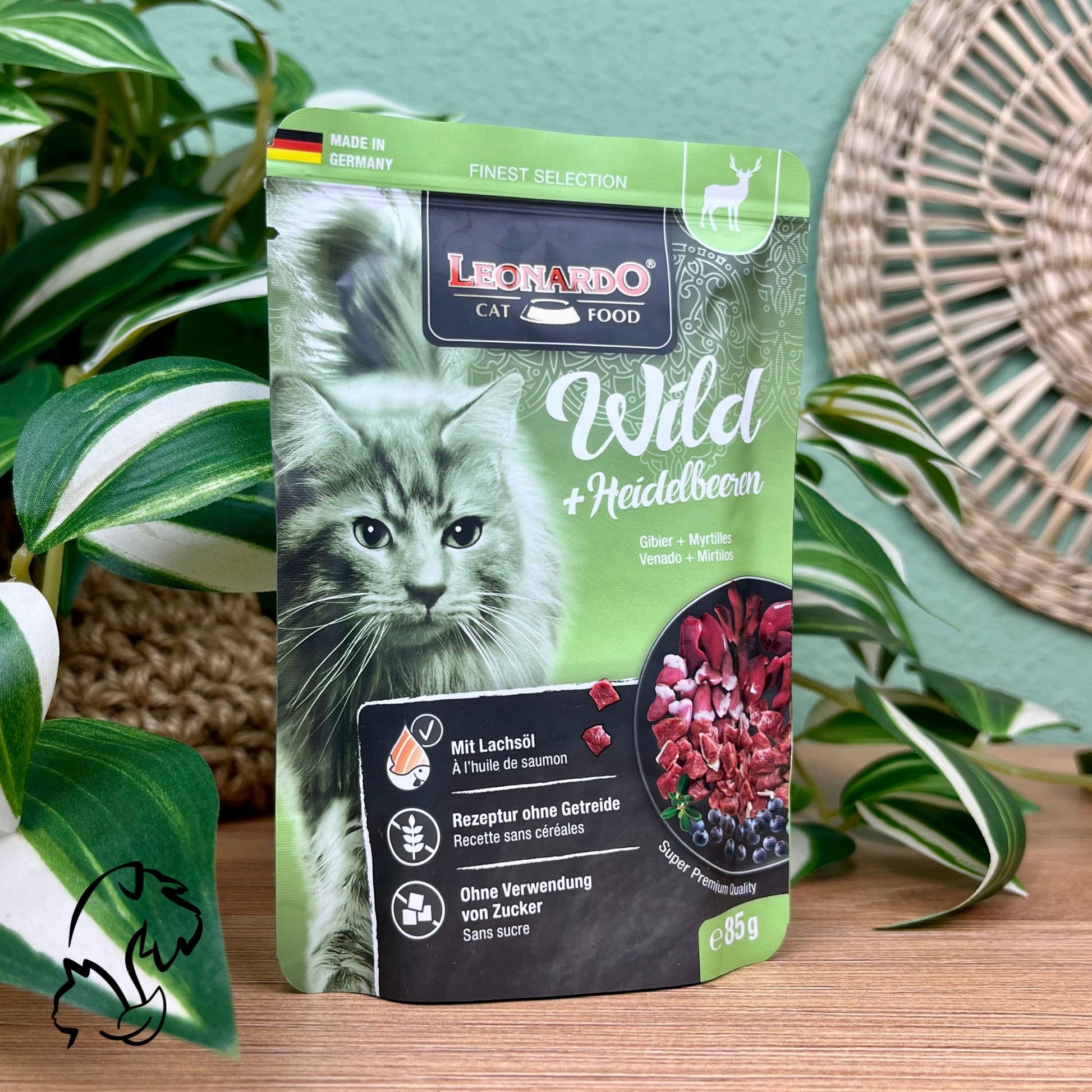 Sobre de comida húmeda para gatos a base de aves y caza con arándanos de la marca Leonardo