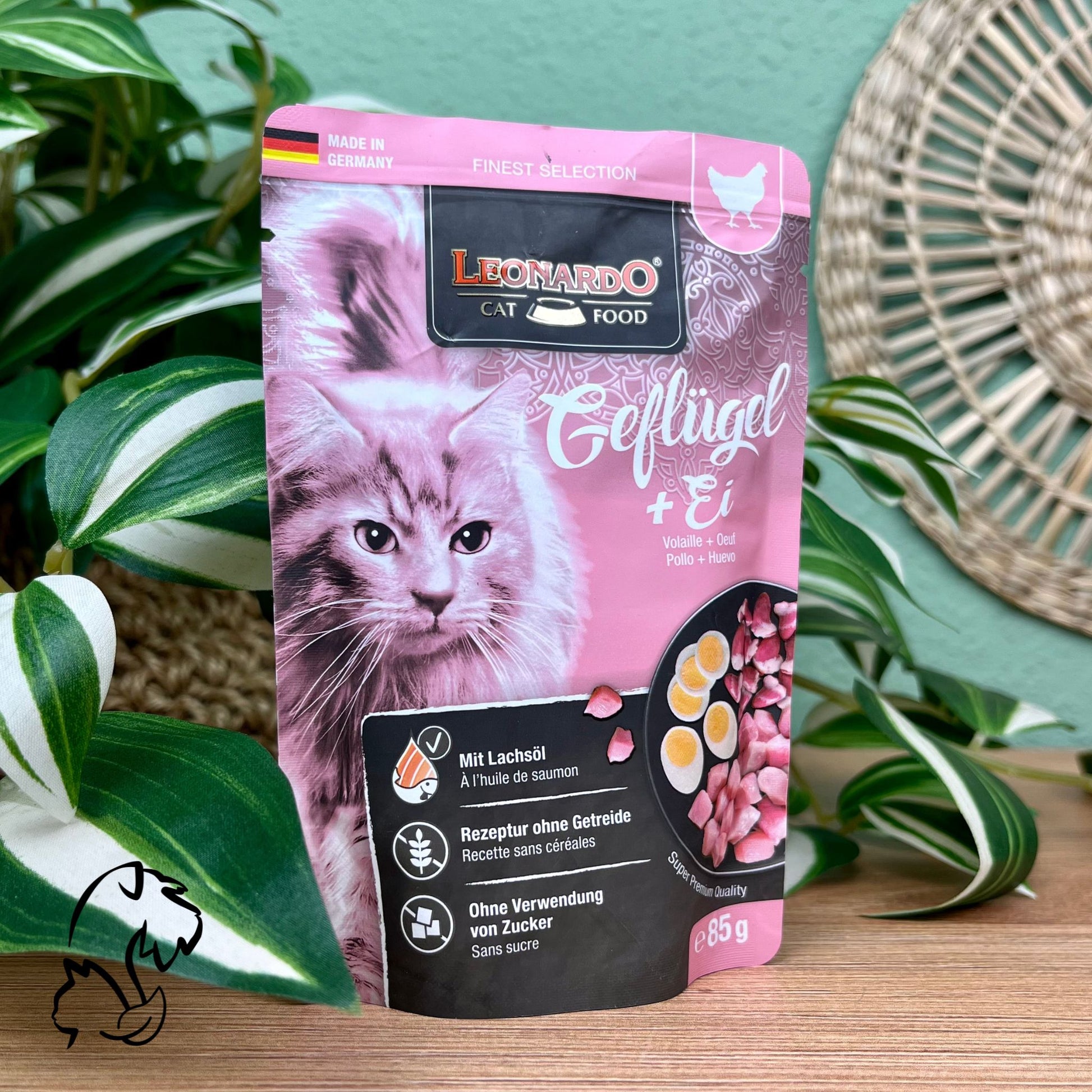 Sobre de comida húmeda para gatos a base de aves, ternera y huevo de la marca Leonardo