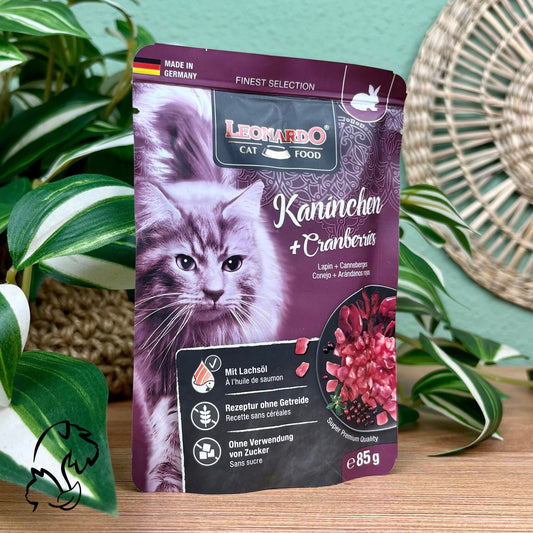 Sobre de comida húmeda sin cereales y completa para gatos a base de conejo, pollo, ternera y arándanos de la marca Leonardo