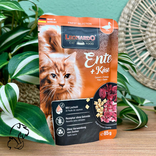 Sobre de comida húmeda para gatos a base de pato, pollo y ternera con queso de la marca Leonardo