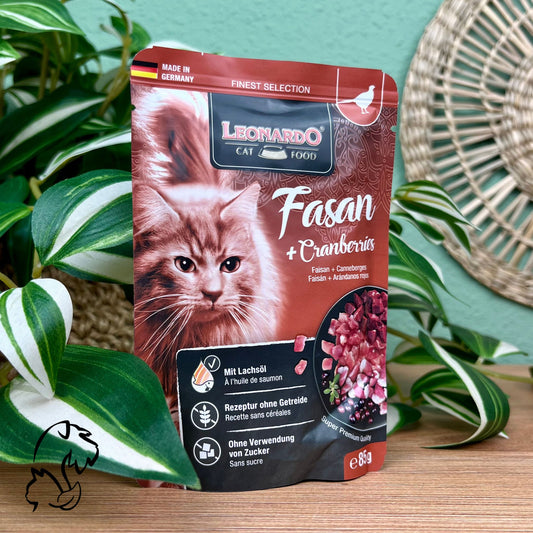 Sobre de comida húmeda para gatos a base de faisán y pollo con arándanos de la marca Leonardo