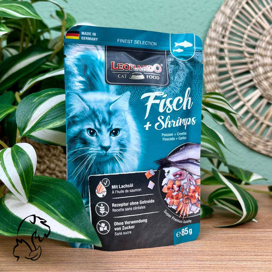 Sobre de comida húmeda para gatos a base de salmón, arenque y gambas con hígado de ave de la marca Leonardo