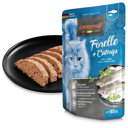 Sobre de comida húmeda sin cereales y completa para gatos a base de trucha, pollo y ternera con cantnip de la marca Leonardo