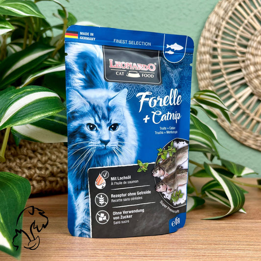 Sobre de comida húmeda sin cereales y completa para gatos a base de trucha, pollo y ternera con cantnip de la marca Leonardo