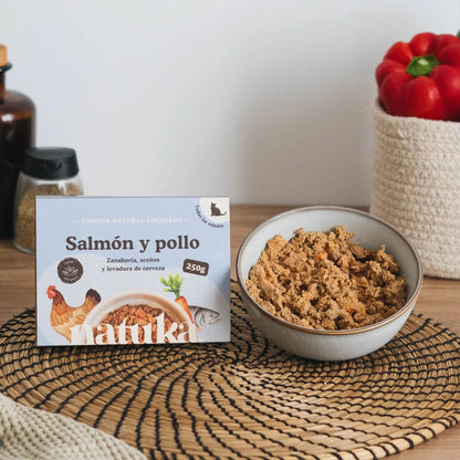 Natuka, comida natural cocinada, receta de pollo y salmón  para gatos de todas las edades.