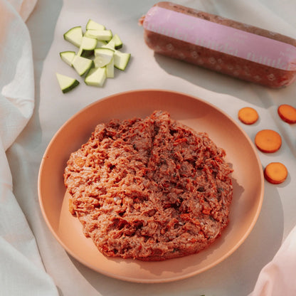 Natuka, menú monoproteico de alimentación cruda BARF elaborado con pavo para perros de todas las edades y tamaños. Formato en salchichas de 500 g.