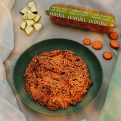 Natuka, menú monoproteico de alimentación cruda BARF elaborado con pollo para perros de todas las edades y tamaños. Formato en salchicha de 500 g.