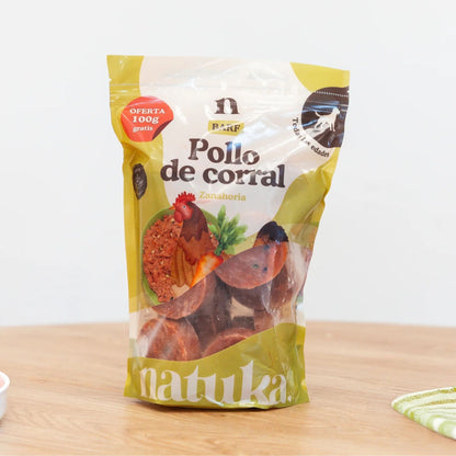 Natuka, menú monoproteico de alimentación cruda BARF elaborado con pollo para perros de todas las edades y tamaños. Formato en medallones.