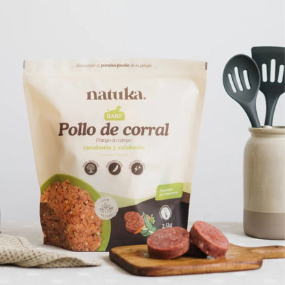 Natuka, menú monoproteico de alimentación cruda BARF elaborado con pollo para perros de todas las edades y tamaños. Formato en medallones.