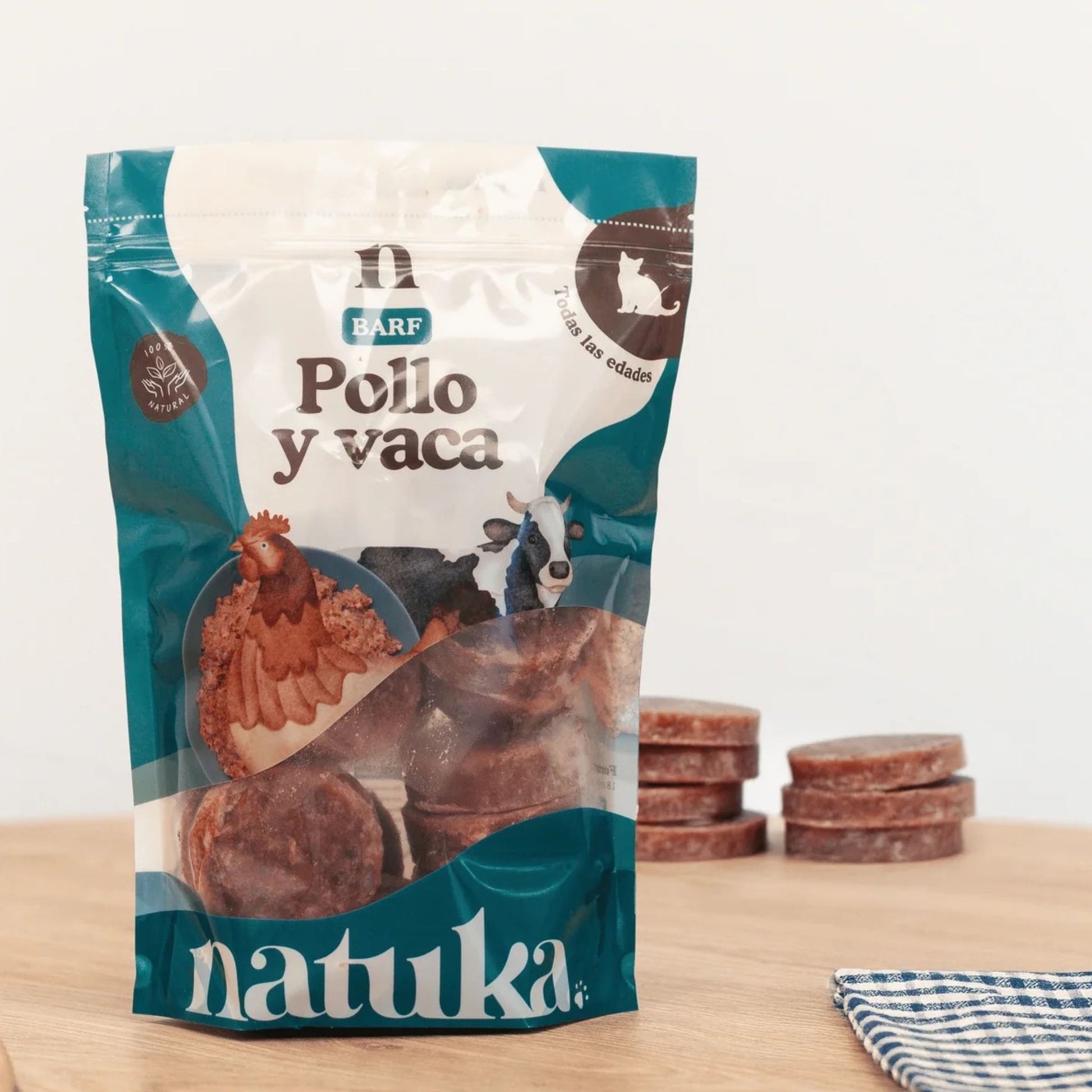 Natuka, comida natural cruda barf, receta de pollo y vaca para gatos de todas las edades.