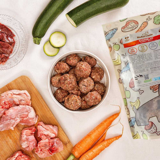 Naturcanin, menú monoproteico de alimentación cruda BARF elaborado con conejo para perros de todas las edades y tamaños. En formato albóndigas en bolsa de 900 g 