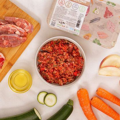 Naturcanin, menú de alimentación cruda BARF elaborado con cordero y pavo para perros de todas las edades y tamaños. Formato bandeja de 1 kg.