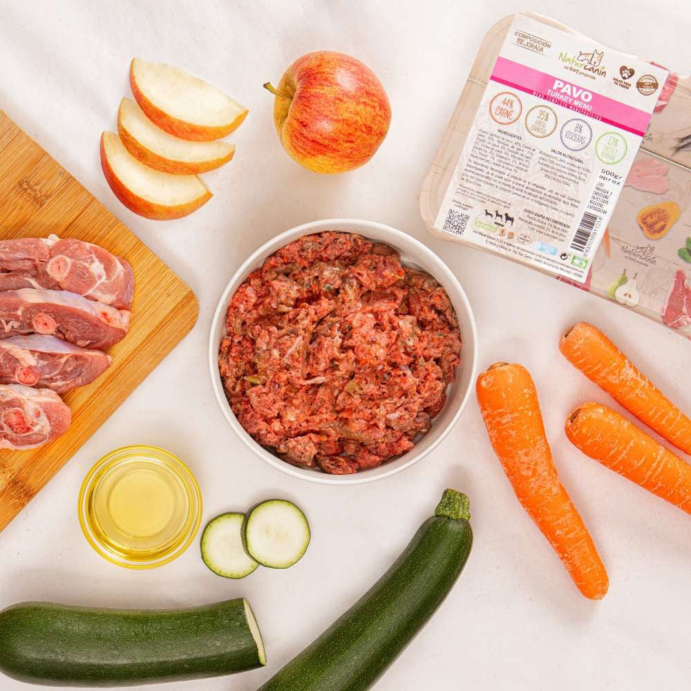 Naturcanin, menú monoproteico de alimentación cruda BARF elaborado con pavo para perros de todas las edades y tamaños. Formato: bandeja de 1 kg.