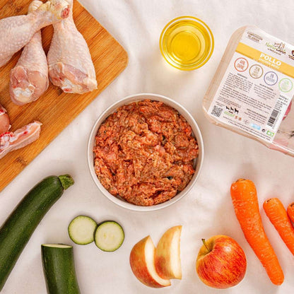 Naturcanin, menú monoproteico de alimentación cruda BARF elaborado con pollo para perros de todas las edades y tamaños. Formato: bandeja de 1 kg.