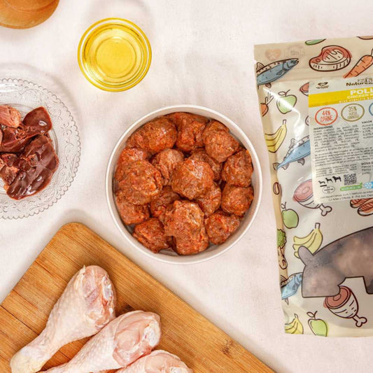 Naturcanin, menú monoproteico de alimentación cruda BARF elaborado con pollo para perros de todas las edades y tamaños. Formato: albóndigas en bolsa de 900 g.