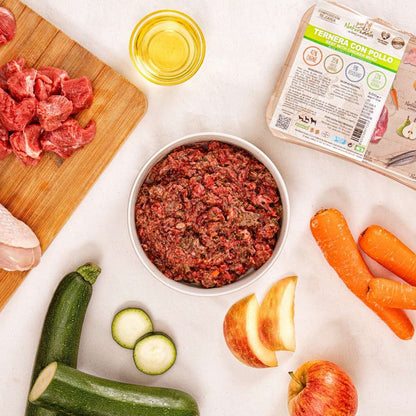 Naturcanin, menú de alimentación cruda BARF elaborado con pollo y ternera para perros de todas las edades y tamaños. Formato bandeja de 1 kg.