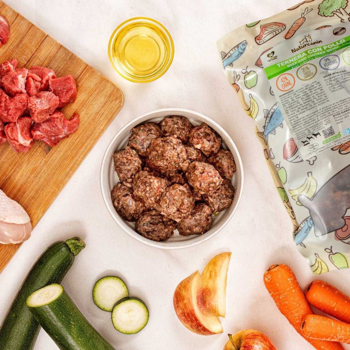 Naturcanin, menú de alimentación cruda BARF elaborado con pollo y ternera para perros de todas las edades y tamaños. Formato bolsa de 900 g de albóndigas.