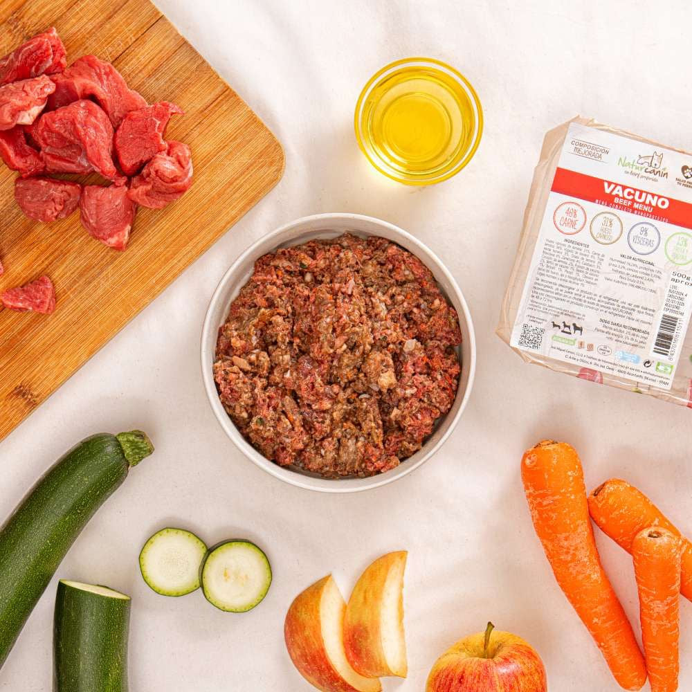 Naturcanin, menú monoproteico de alimentación cruda BARF elaborado con vacuno para perros de todas las edades y tamaños. Formato: bandeja de 1 kg.