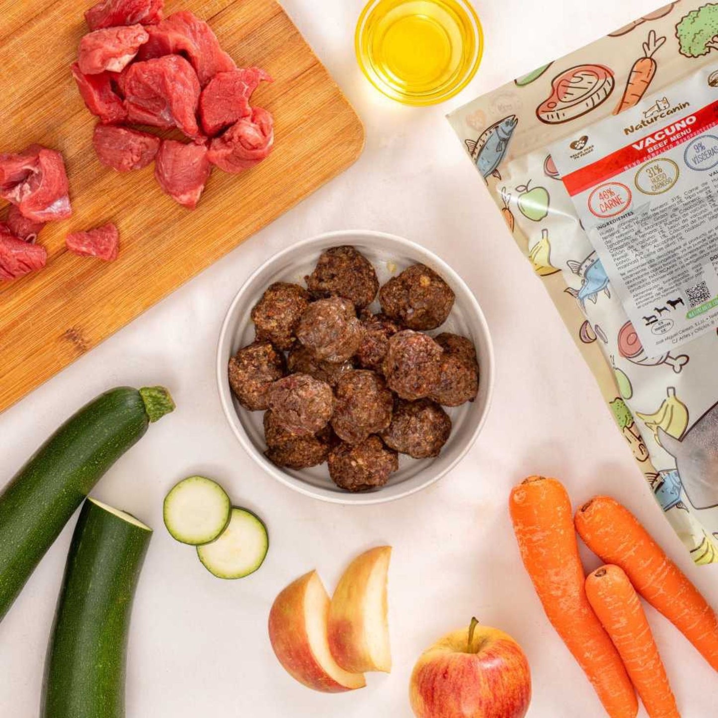 Naturcanin, menú monoproteico de alimentación cruda BARF elaborado con vacuno para perros de todas las edades y tamaños. Formato: albóndigas en bolsa de 900 g.